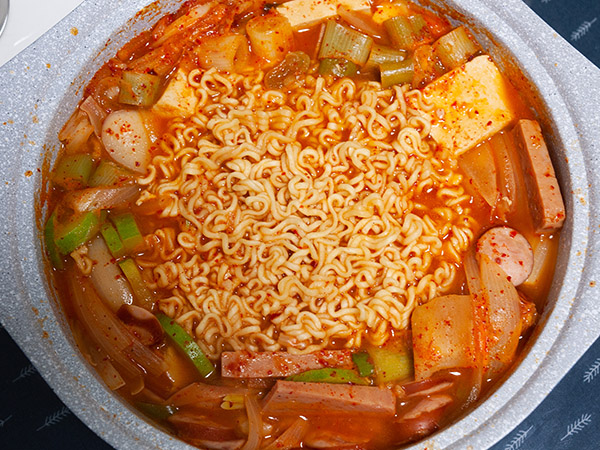 Peraturan Emas Makan Mee Panas Sendirian